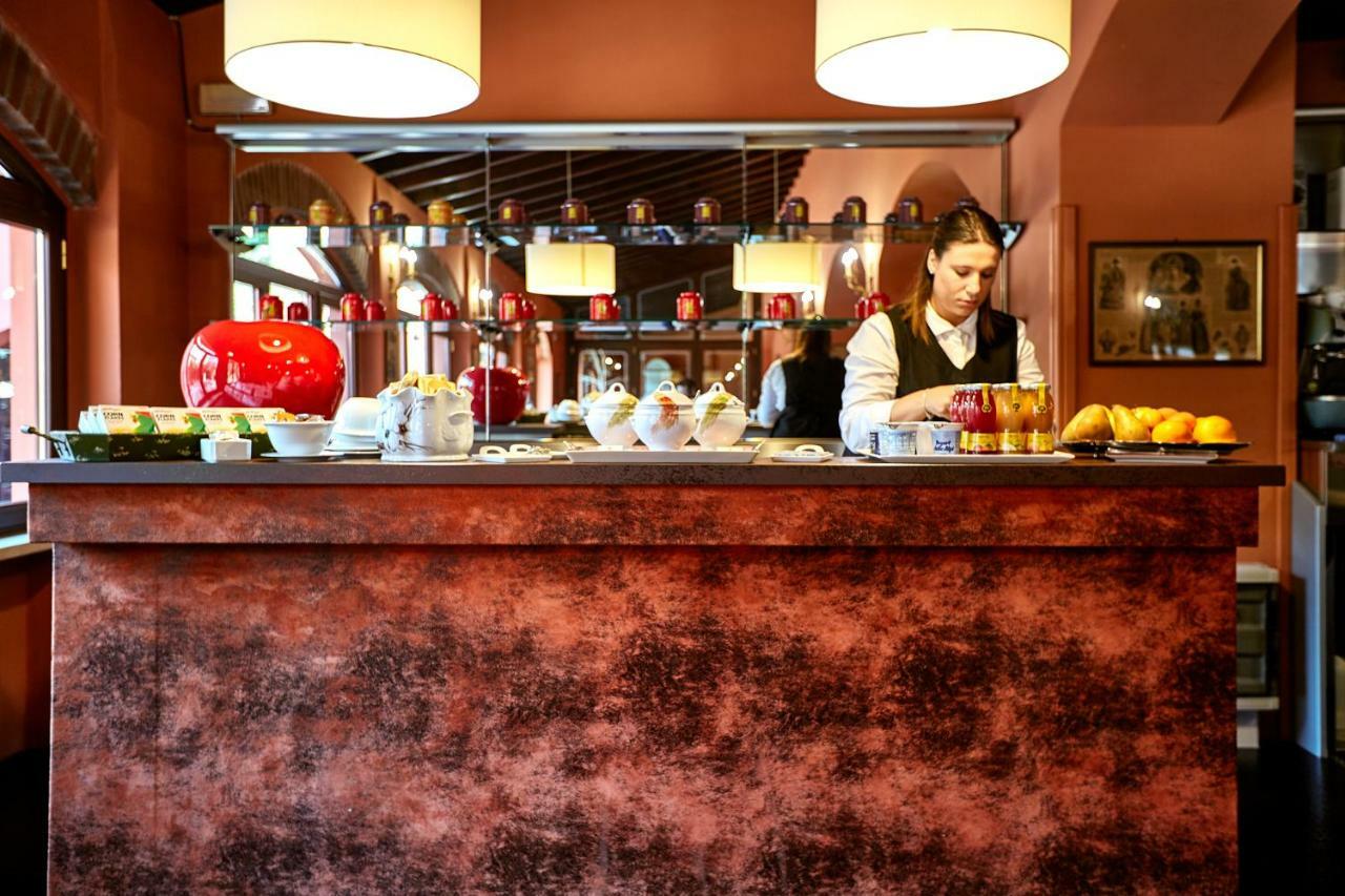 Albergo Trattoria Il Leone Pomponesco Esterno foto